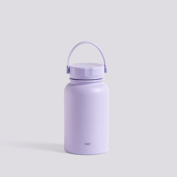 https://www.insidestoreldn.com/cdn/shop/files/mono-thermal-bottle_model_grande.jpg?v=1701970589